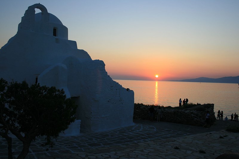 1280px-Mykonos_Sunset_at_Paraportiani