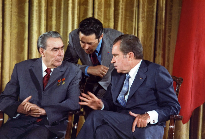800px-Leonid_Brezhnev_and_Richard_Nixon_talks_in_1973