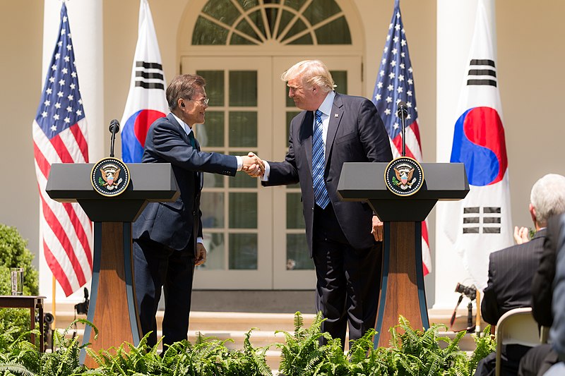 800px-President_Donald_J._Trump_welcomes_President_Moon_Jae-in_of_the_Republic_of_Korea_to_the_White_House_(35520219101)