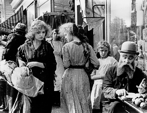 Lillian_Gish_in_The_Musketeers_of_Pig_Alley