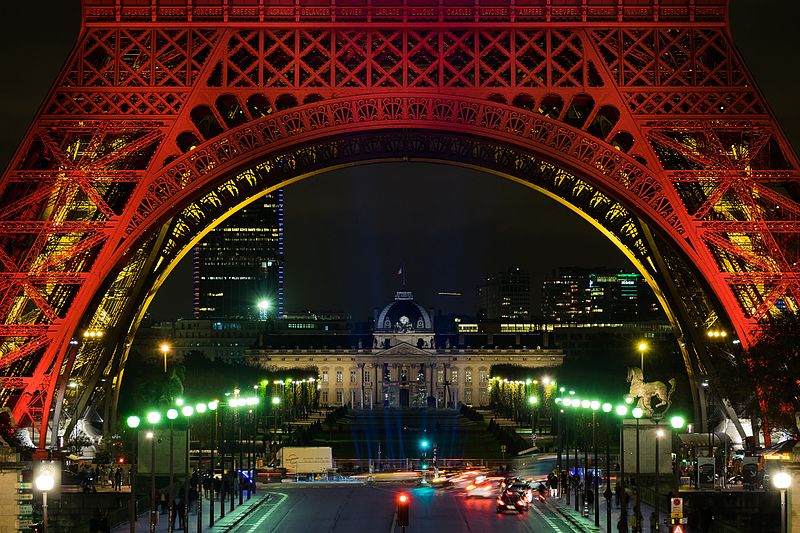 Tour_Eiffel_Nov_2015_inferieur
